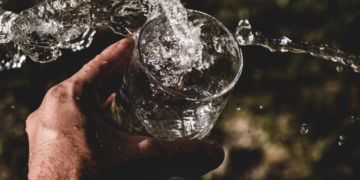 6 Reasons Why You Should Drink Water Only